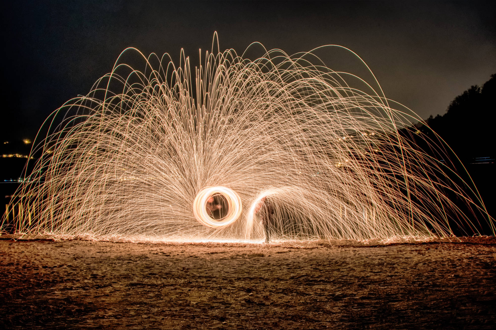 Steel wool: grandi archi di scintille dorate nella notte