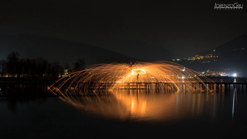 Scintille e traiettorie nella notte