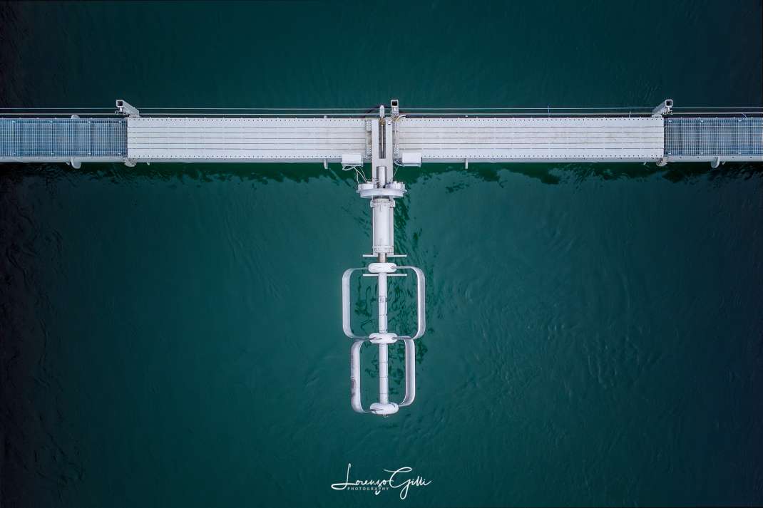 Geometrie metalliche nell'acqua